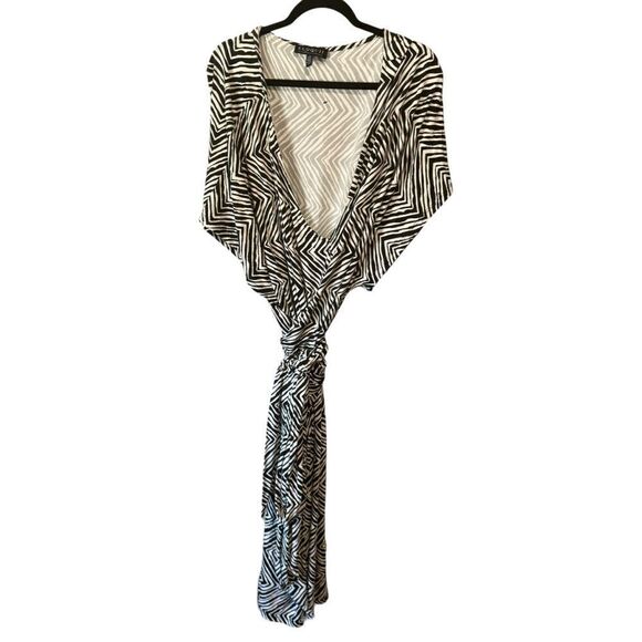 ELOQUII Plus Size V-Neck Wrap Around Dress in White Black Sand Dunes - Picture 4 of 7